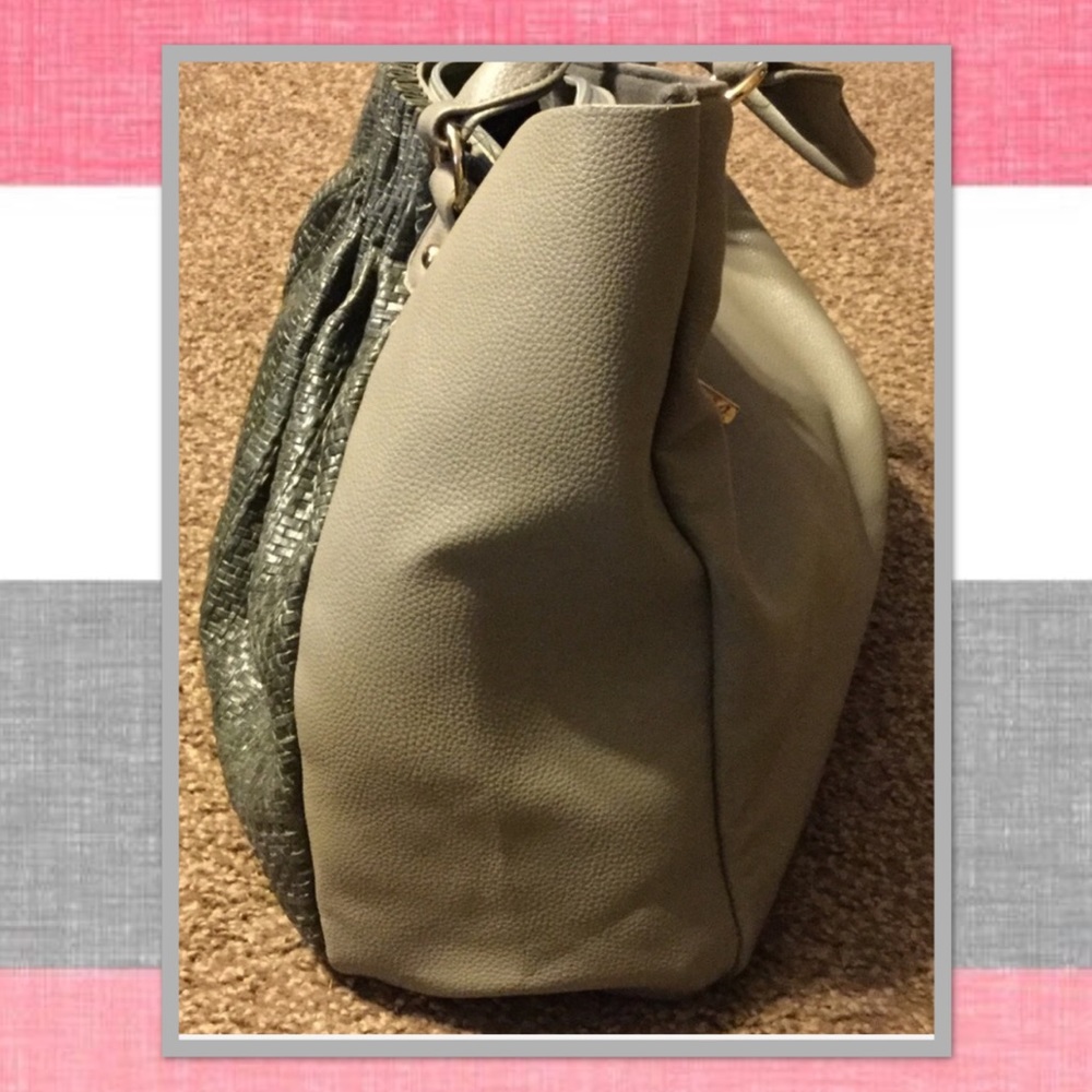 🚫SOLD🚫 Large Weekend Tote in Grey - Picture 8 of 8